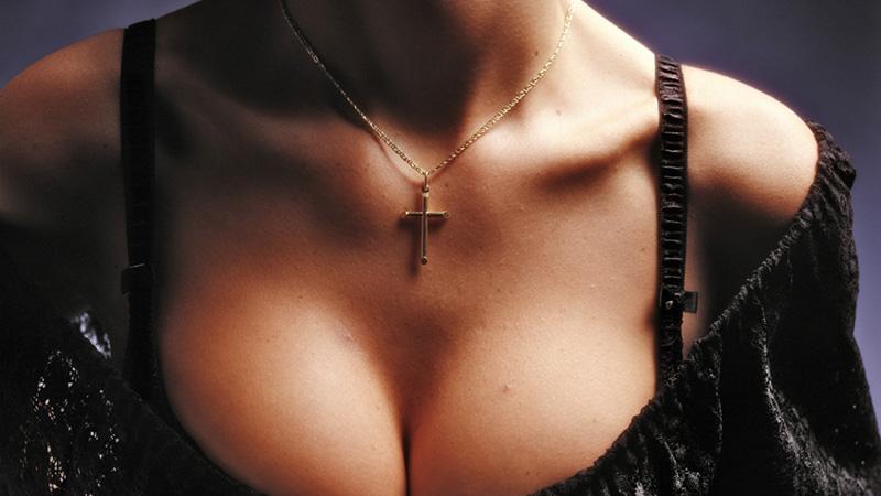 Ритуал с крестом на груди