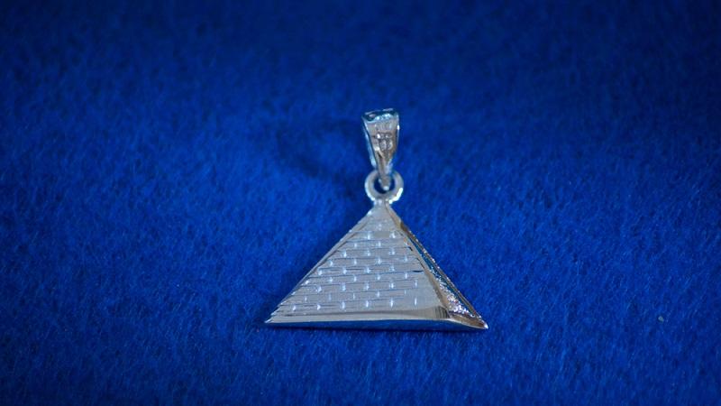 Амулет пирамида